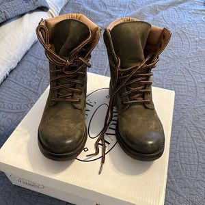 Steve Madden olive green lace-up boot